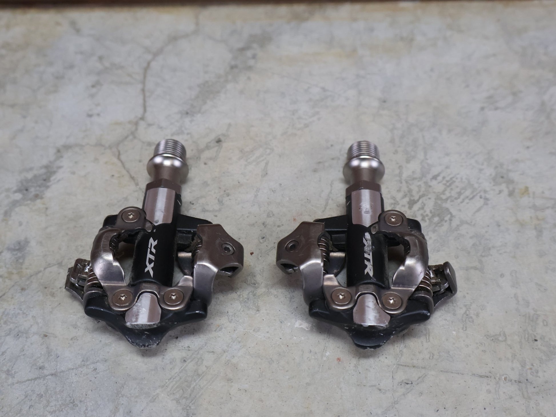 Pedale von Shimano, SHIMANO XTR PD - M9100 SPD / MOUNTAINBIKE PEDAL vor USEDBIKES - OB.DE Hintergrund