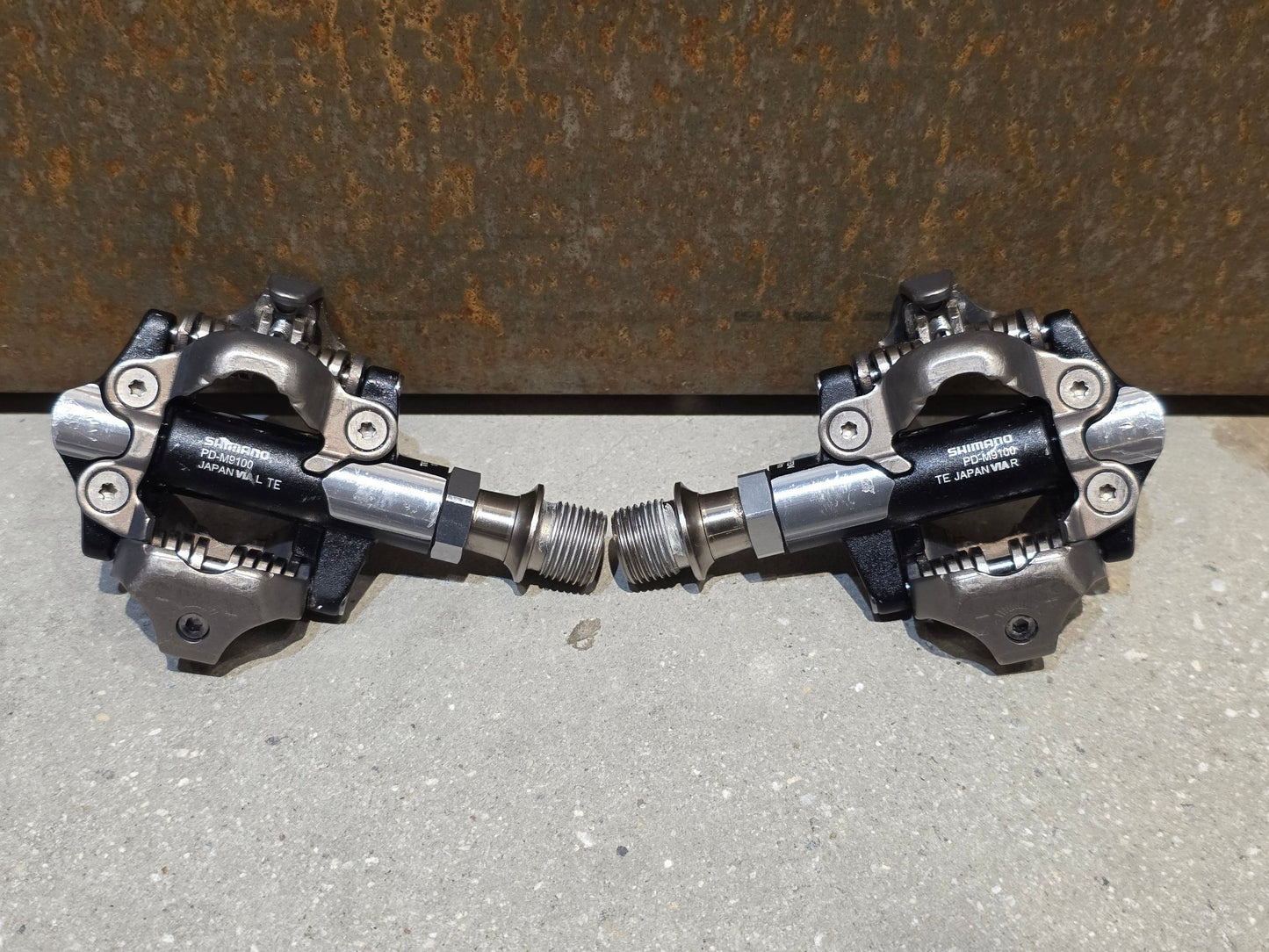 Pedale von Shimano, SHIMANO XTR PD - M9100 SPD / MOUNTAINBIKE PEDAL vor USEDBIKES - OB.DE Hintergrund