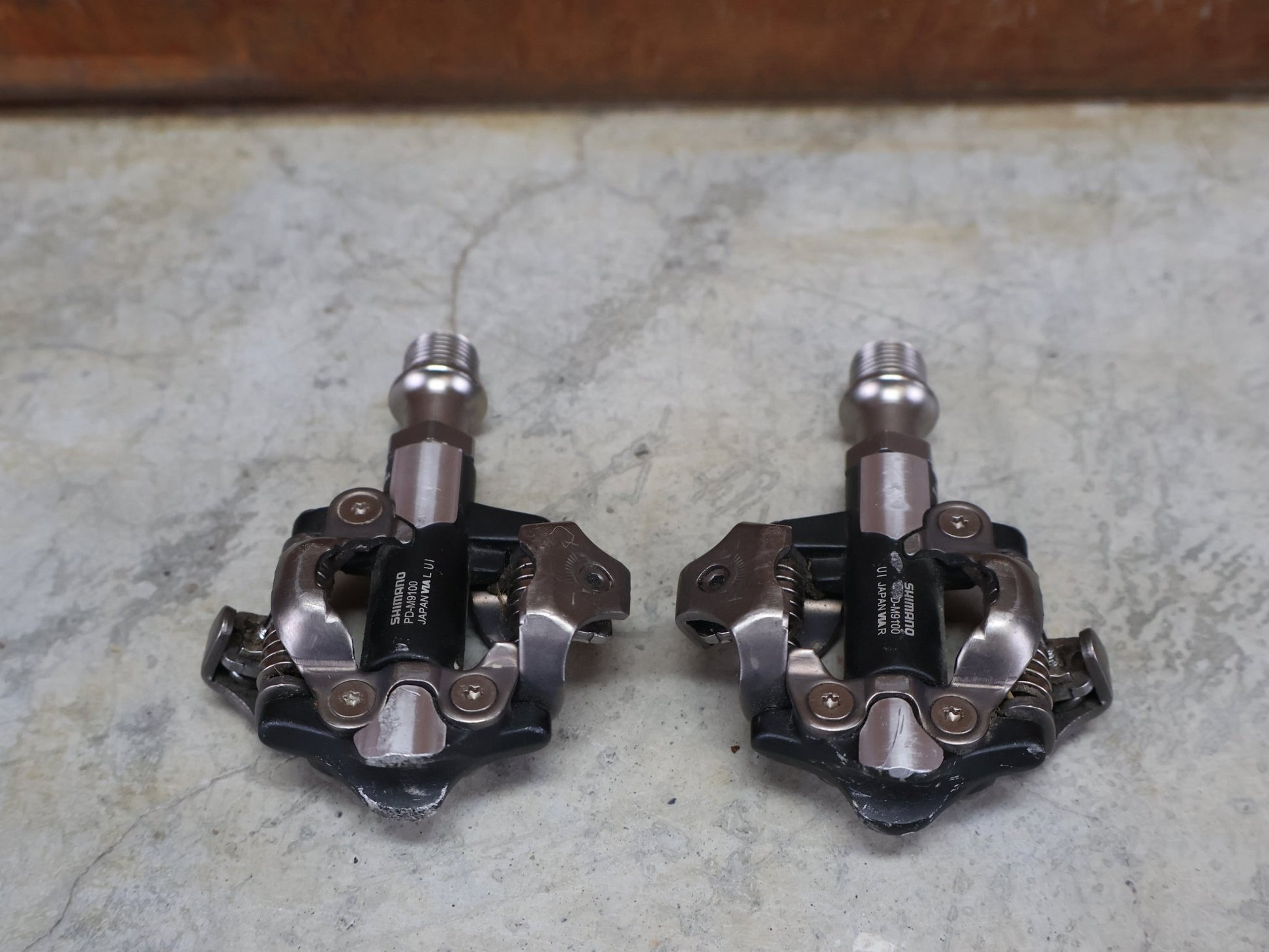Pedale von Shimano, SHIMANO XTR PD - M9100 SPD / MOUNTAINBIKE PEDAL vor USEDBIKES - OB.DE Hintergrund