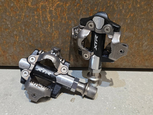 Pedale von Shimano, SHIMANO XTR PD - M9100 SPD / MOUNTAINBIKE PEDAL vor USEDBIKES - OB.DE Hintergrund