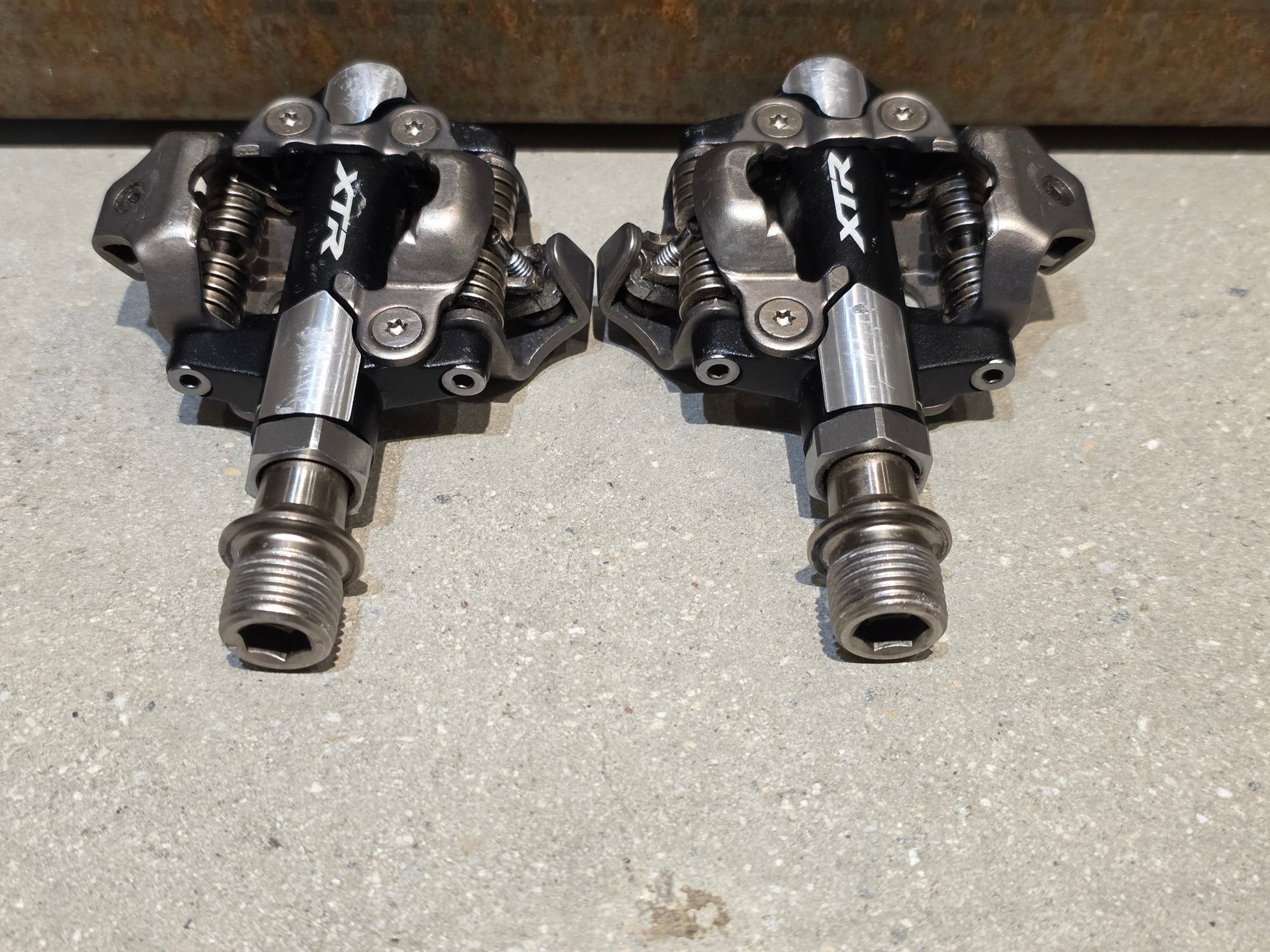 Pedale von Shimano, SHIMANO XTR PD - M9100 SPD / MOUNTAINBIKE PEDAL vor USEDBIKES - OB.DE Hintergrund
