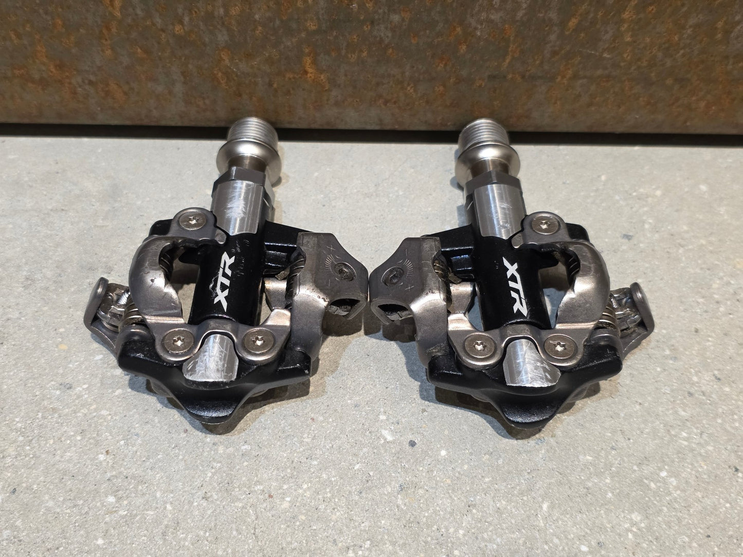 Pedale von Shimano, SHIMANO XTR PD - M9100 SPD / MOUNTAINBIKE PEDAL vor USEDBIKES - OB.DE Hintergrund