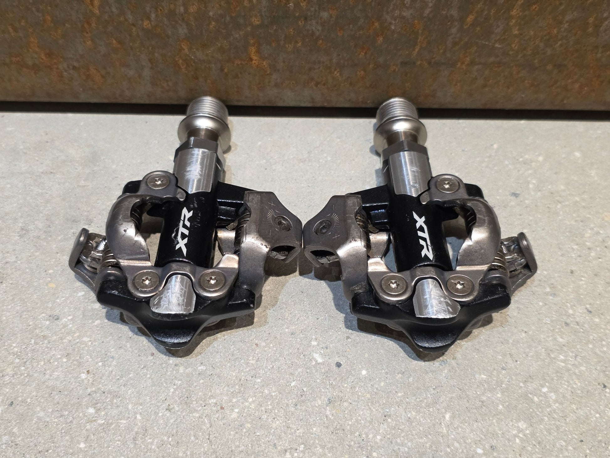 Pedale von Shimano, SHIMANO XTR PD - M9100 SPD / MOUNTAINBIKE PEDAL vor USEDBIKES - OB.DE Hintergrund