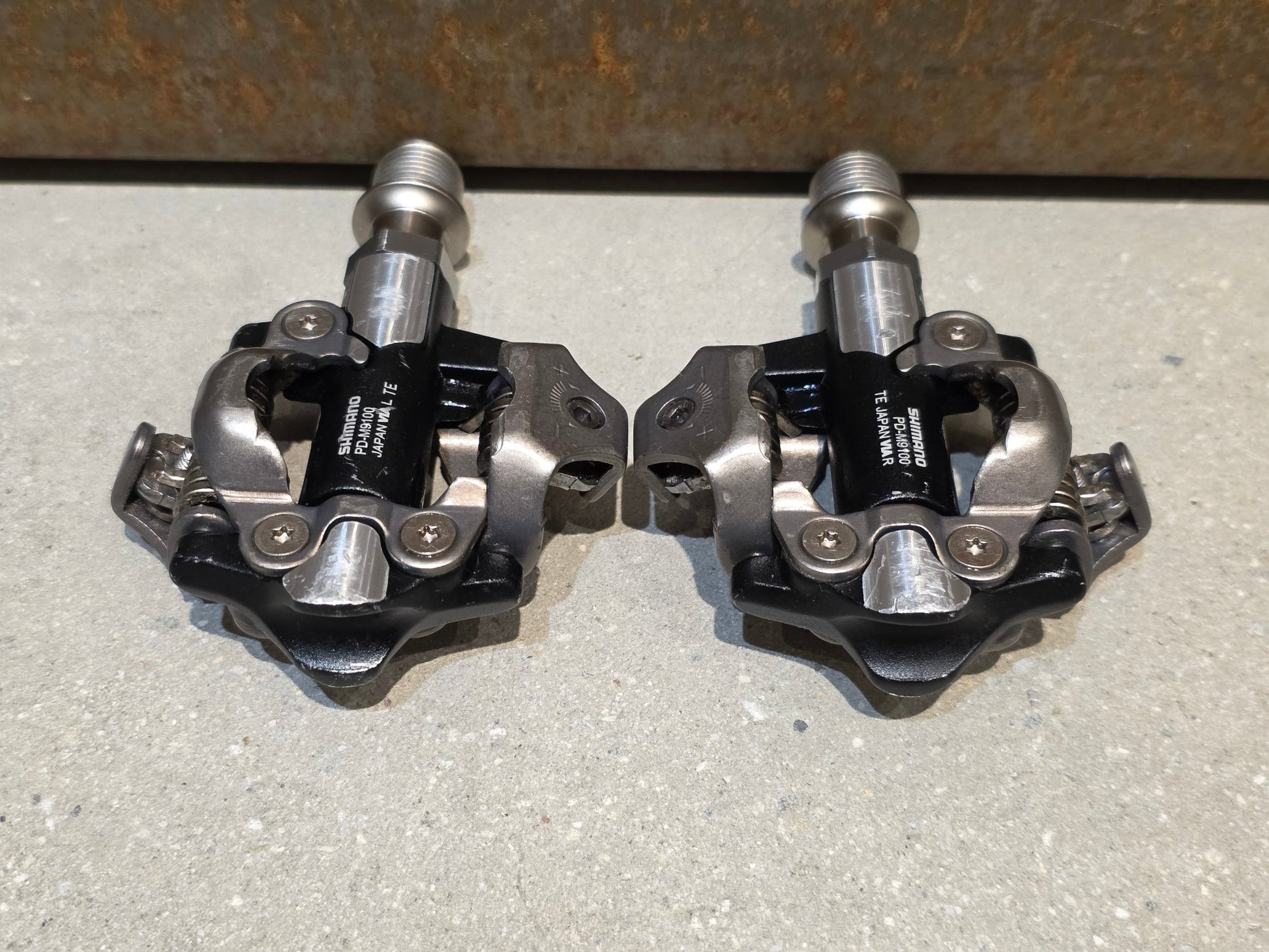 Pedale von Shimano, SHIMANO XTR PD - M9100 SPD / MOUNTAINBIKE PEDAL vor USEDBIKES - OB.DE Hintergrund