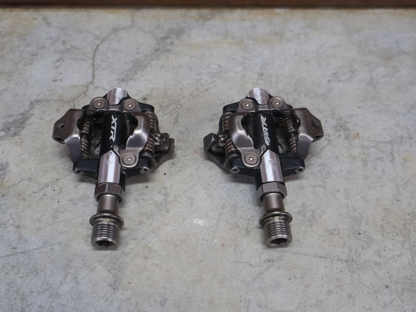 Pedale von Shimano, SHIMANO XTR PD - M9100 SPD / MOUNTAINBIKE PEDAL vor USEDBIKES - OB.DE Hintergrund