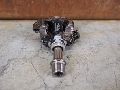 Pedale von Shimano, SHIMANO XTR PEDALE PD - M970 / PD - M – SPD / XC & MARATHON – 332 G (PAAR) vor USEDBIKES - OB.DE Hintergrund