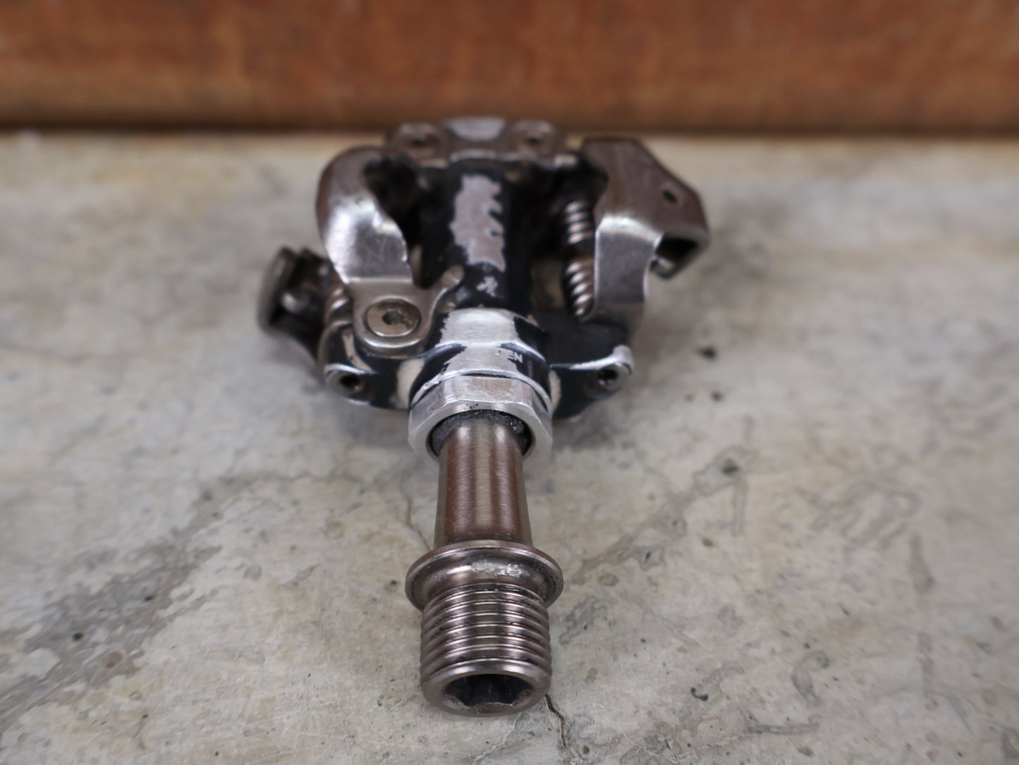 Pedale von Shimano, SHIMANO XTR PEDALE PD - M970 / PD - M – SPD / XC & MARATHON – 332 G (PAAR) vor USEDBIKES - OB.DE Hintergrund