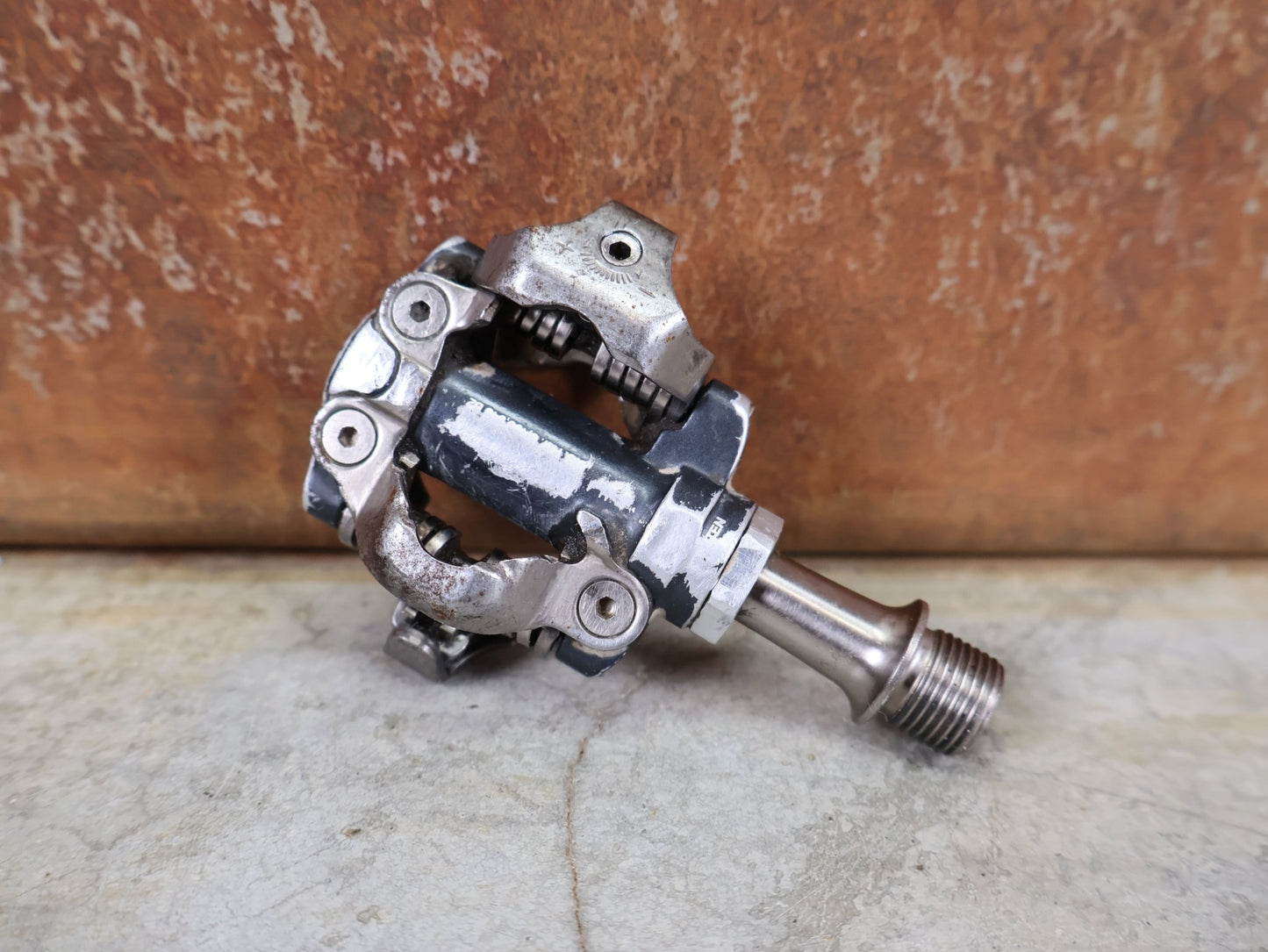 Pedale von Shimano, SHIMANO XTR PEDALE PD - M970 / PD - M – SPD / XC & MARATHON – 332 G (PAAR) vor USEDBIKES - OB.DE Hintergrund