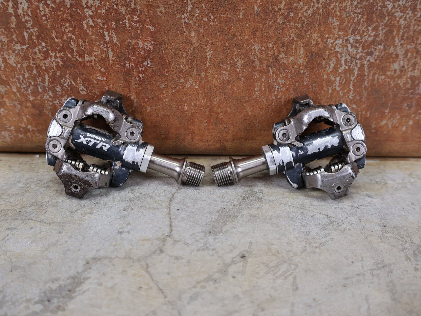 Pedale von Shimano, SHIMANO XTR PEDALE PD - M970 / PD - M – SPD / XC & MARATHON – 332 G (PAAR) vor USEDBIKES - OB.DE Hintergrund