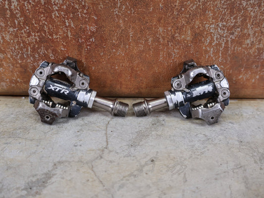 Pedale von Shimano, SHIMANO XTR PEDALE PD - M970 / PD - M – SPD / XC & MARATHON – 332 G (PAAR) vor USEDBIKES - OB.DE Hintergrund