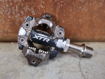 Pedale von Shimano, SHIMANO XTR PEDALE PD - M970 / PD - M – SPD / XC & MARATHON – 332 G (PAAR) vor USEDBIKES - OB.DE Hintergrund