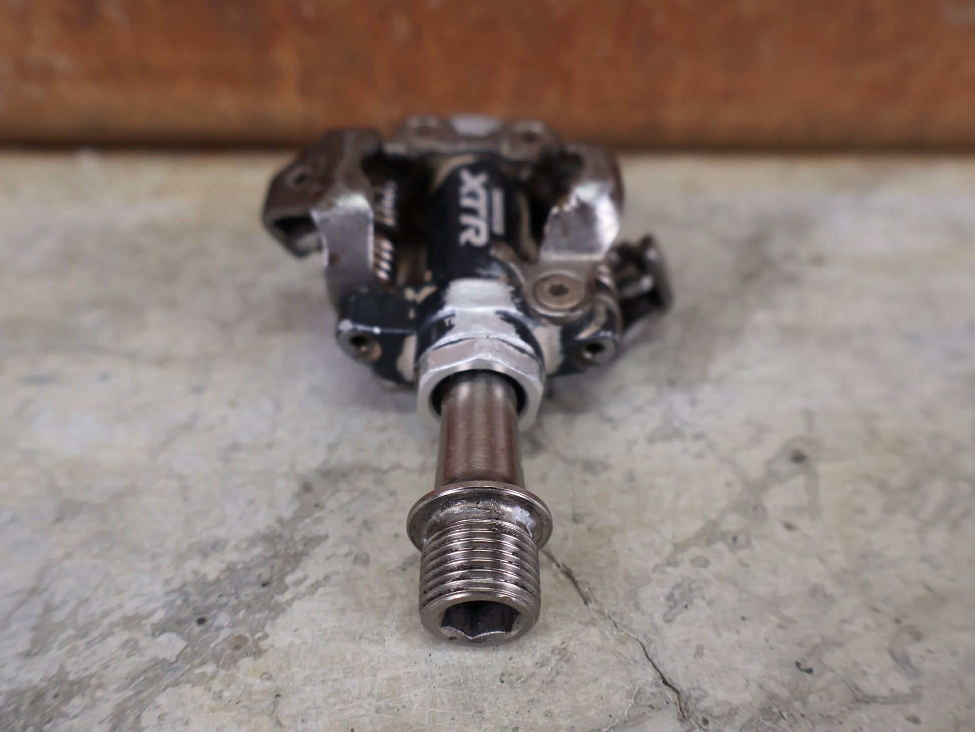 Pedale von Shimano, SHIMANO XTR PEDALE PD - M970 / PD - M – SPD / XC & MARATHON – 332 G (PAAR) vor USEDBIKES - OB.DE Hintergrund