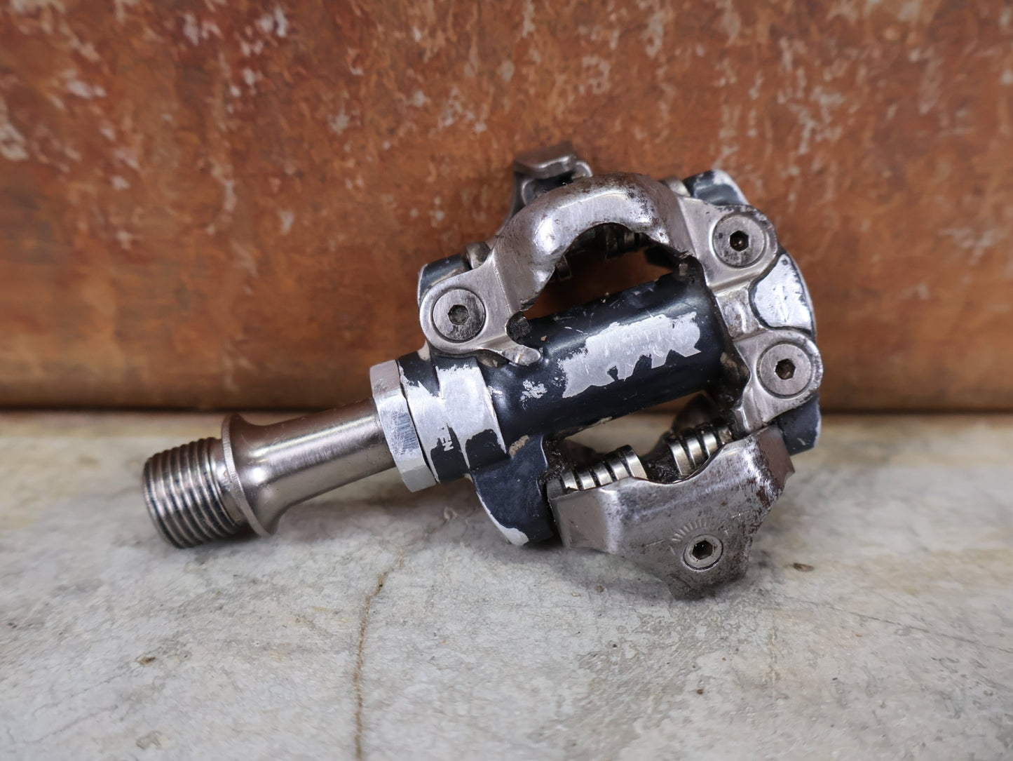 Pedale von Shimano, SHIMANO XTR PEDALE PD - M970 / PD - M – SPD / XC & MARATHON – 332 G (PAAR) vor USEDBIKES - OB.DE Hintergrund