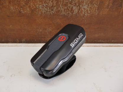 Beleuchtung von Sigma, SIGMA AURA 60 INFINITY SET USB AKKU BELEUCHTUNG STVZO vor USEDBIKES-OB.DE Hintergrund