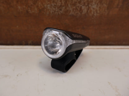 Beleuchtung von Sigma, SIGMA AURA 60 INFINITY SET USB AKKU BELEUCHTUNG STVZO vor USEDBIKES-OB.DE Hintergrund