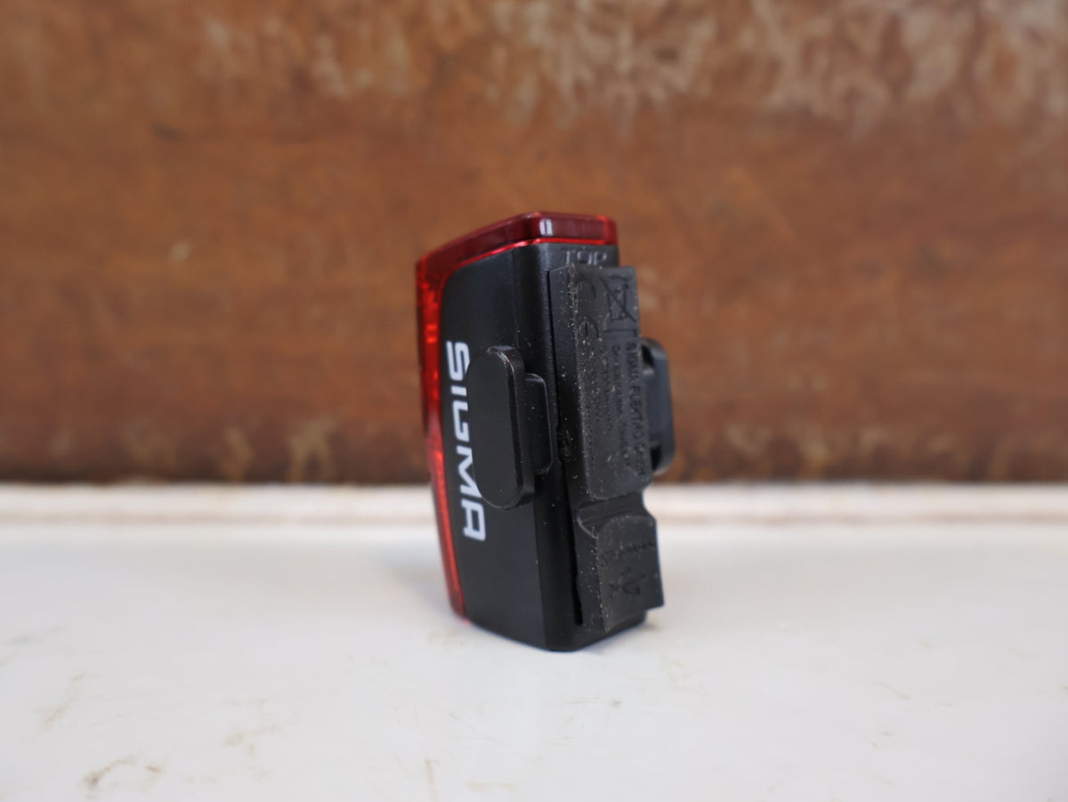 Beleuchtung von Sigma, SIGMA AURA 60 INFINITY SET USB AKKU BELEUCHTUNG STVZO vor USEDBIKES-OB.DE Hintergrund