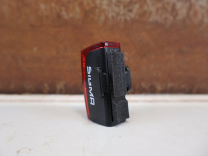 Beleuchtung von Sigma, SIGMA AURA 60 INFINITY SET USB AKKU BELEUCHTUNG STVZO vor USEDBIKES-OB.DE Hintergrund