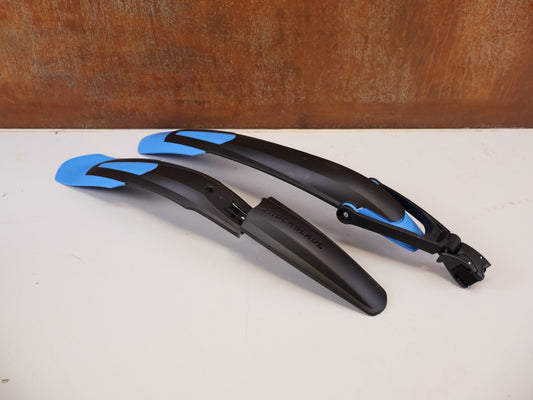 Schutzbleche, Gepäckträger & Körbe von SKS Germany, SKS BLADE SET 29 ZOLL SCHUTZBLECH-SET BLAU / REIFEN BIS 75 MM vor USEDBIKES-OB.DE Hintergrund
