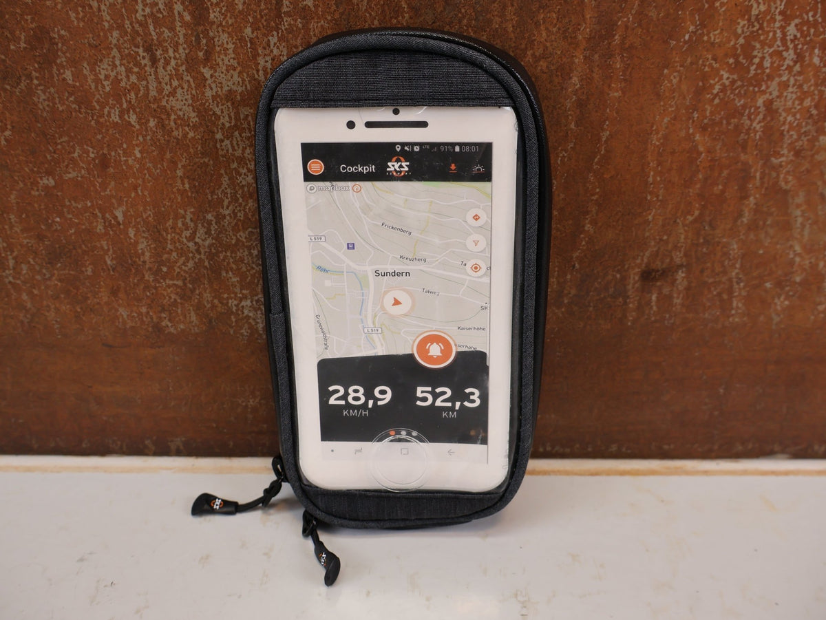 Computerhalterung von SKS Germany, SKS COMPIT+ SMARTPHONE HALTERUNG SMARTBAG OHNE POWERBANK vor USEDBIKES-OB.DE Hintergrund