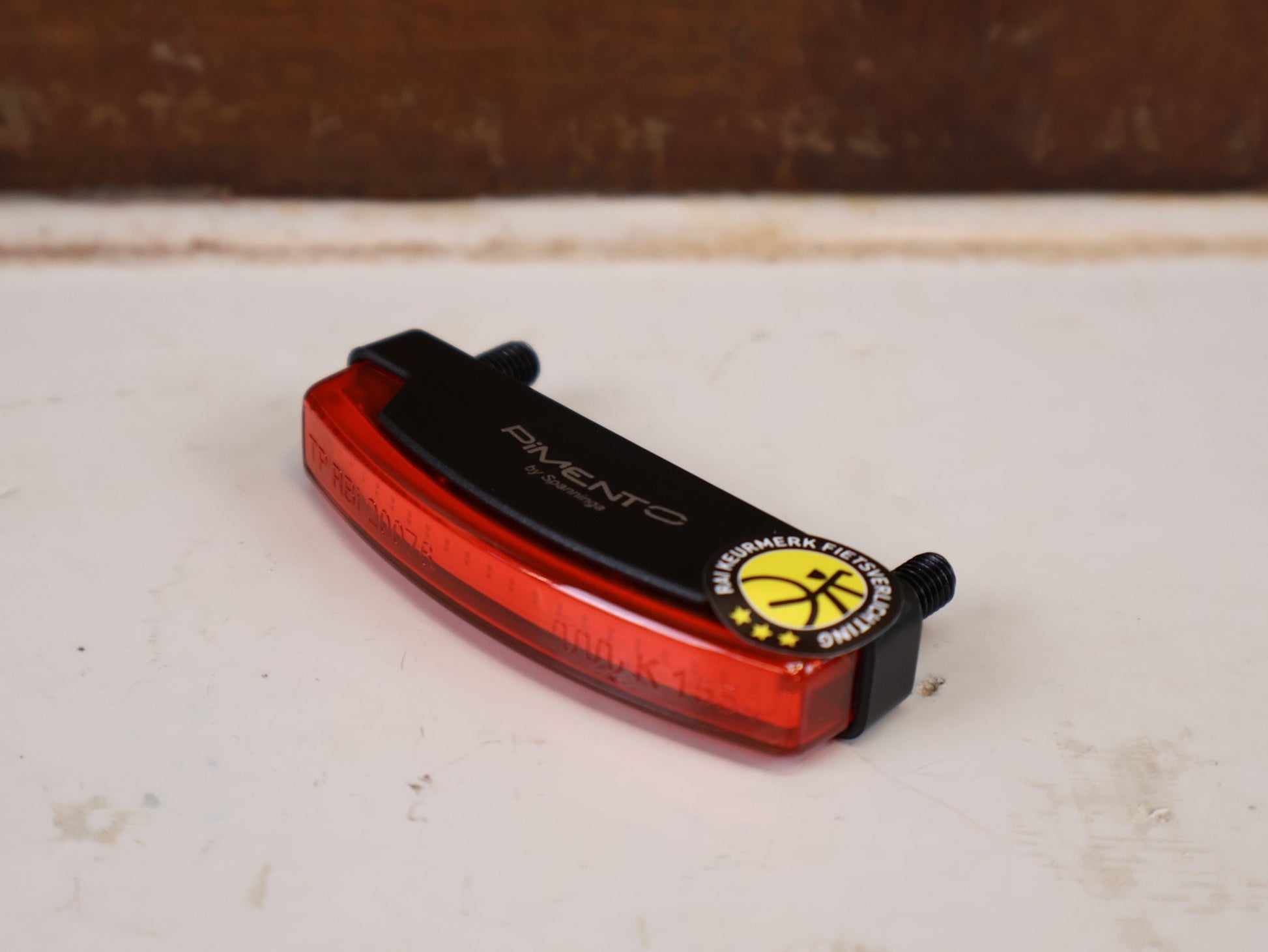 Beleuchtung von Spanninga, SPANNINGA PIMENTO XDVS DYNAMO RÜCKLICHT 50MM LED GEPÄCKTRÄGER vor USEDBIKES-OB.DE Hintergrund