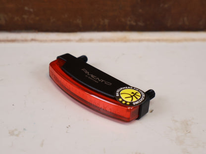Beleuchtung von Spanninga, SPANNINGA PIMENTO XDVS DYNAMO RÜCKLICHT 50MM LED GEPÄCKTRÄGER vor USEDBIKES-OB.DE Hintergrund