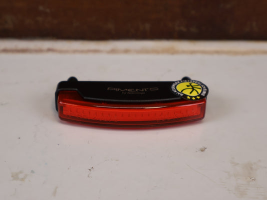 Beleuchtung von Spanninga, SPANNINGA PIMENTO XDVS DYNAMO RÜCKLICHT 50MM LED GEPÄCKTRÄGER vor USEDBIKES-OB.DE Hintergrund