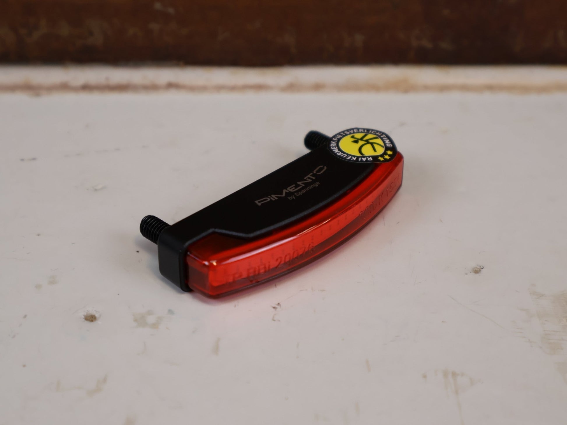 Beleuchtung von Spanninga, SPANNINGA PIMENTO XDVS DYNAMO RÜCKLICHT 50MM LED GEPÄCKTRÄGER vor USEDBIKES-OB.DE Hintergrund