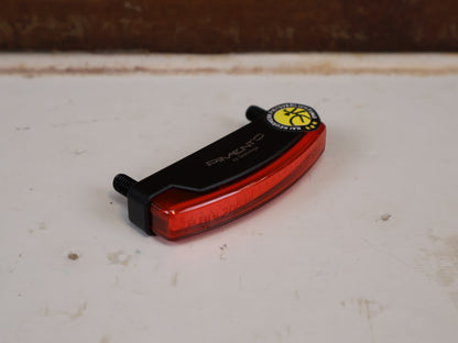 Beleuchtung von Spanninga, SPANNINGA PIMENTO XDVS DYNAMO RÜCKLICHT 50MM LED GEPÄCKTRÄGER vor USEDBIKES-OB.DE Hintergrund