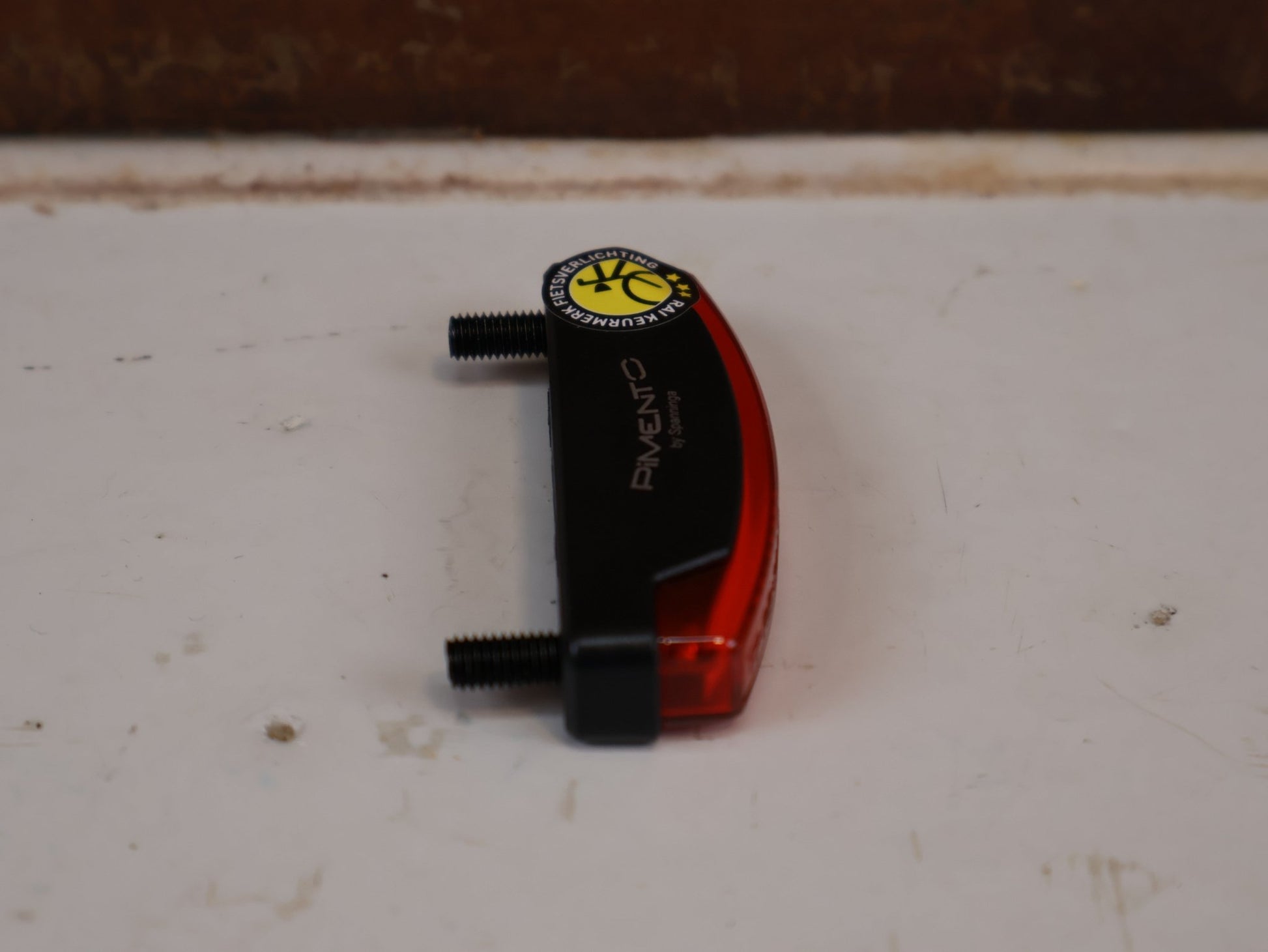 Beleuchtung von Spanninga, SPANNINGA PIMENTO XDVS DYNAMO RÜCKLICHT 50MM LED GEPÄCKTRÄGER vor USEDBIKES-OB.DE Hintergrund