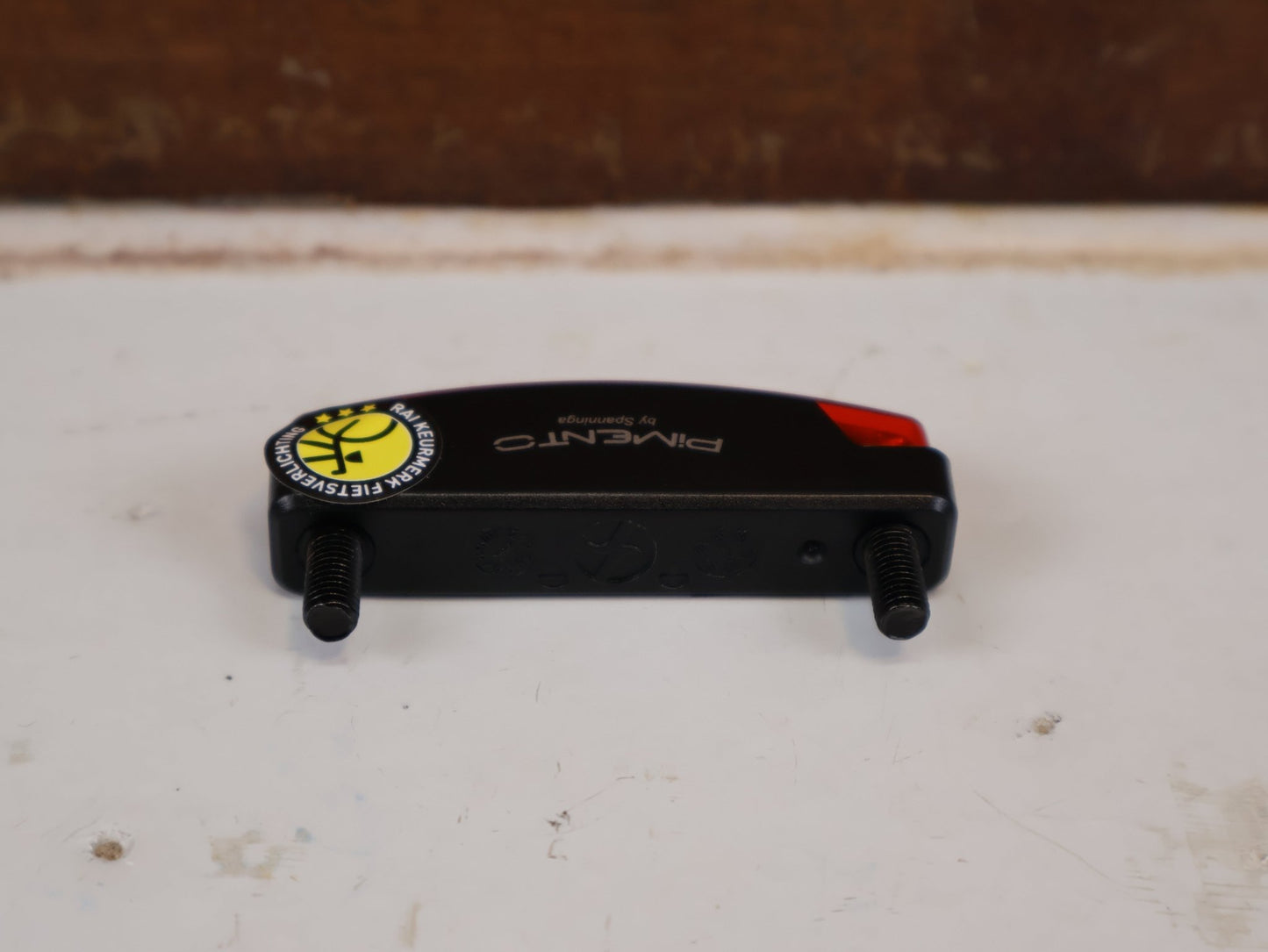 Beleuchtung von Spanninga, SPANNINGA PIMENTO XDVS DYNAMO RÜCKLICHT 50MM LED GEPÄCKTRÄGER vor USEDBIKES-OB.DE Hintergrund