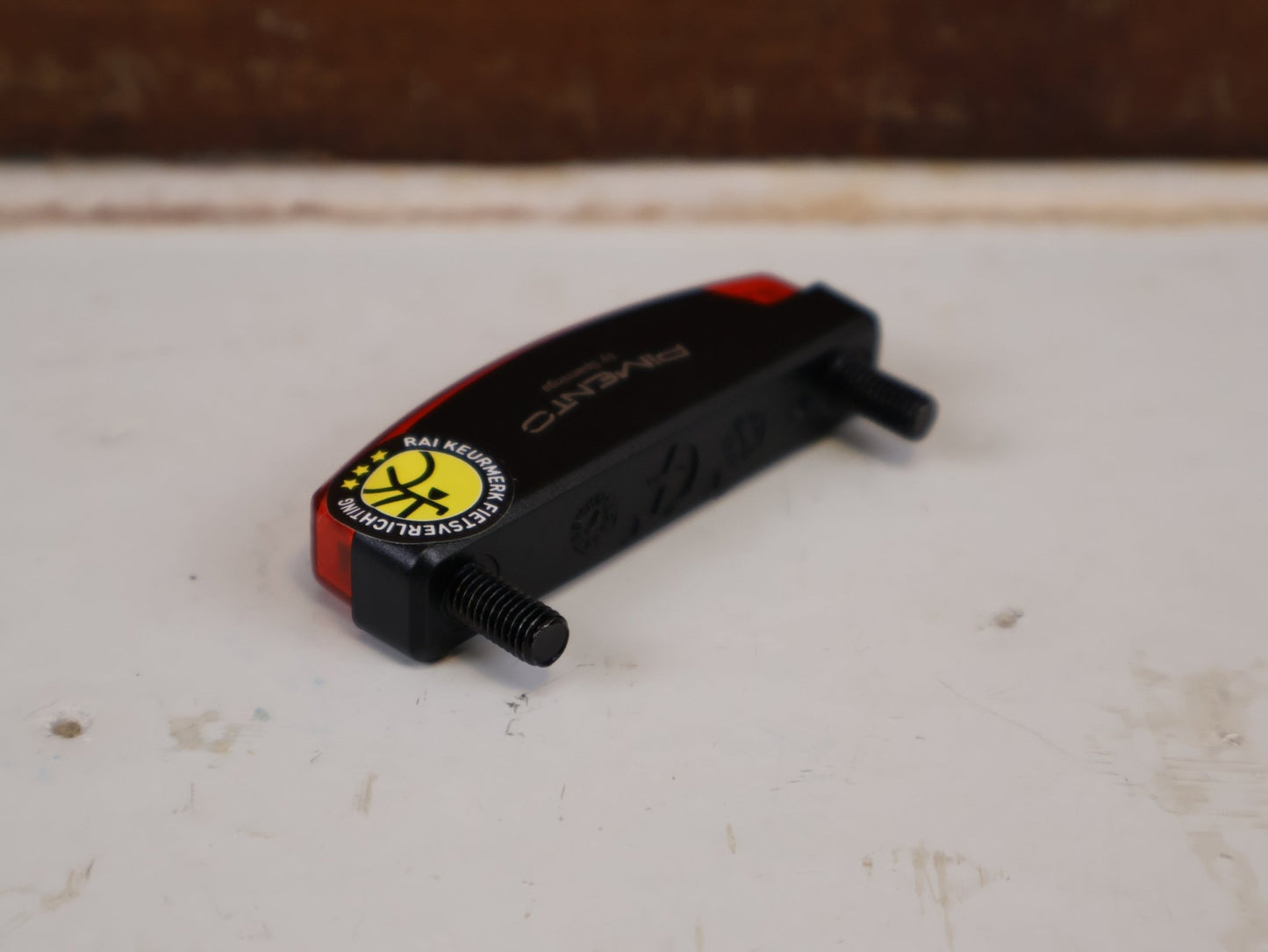 Beleuchtung von Spanninga, SPANNINGA PIMENTO XDVS DYNAMO RÜCKLICHT 50MM LED GEPÄCKTRÄGER vor USEDBIKES-OB.DE Hintergrund