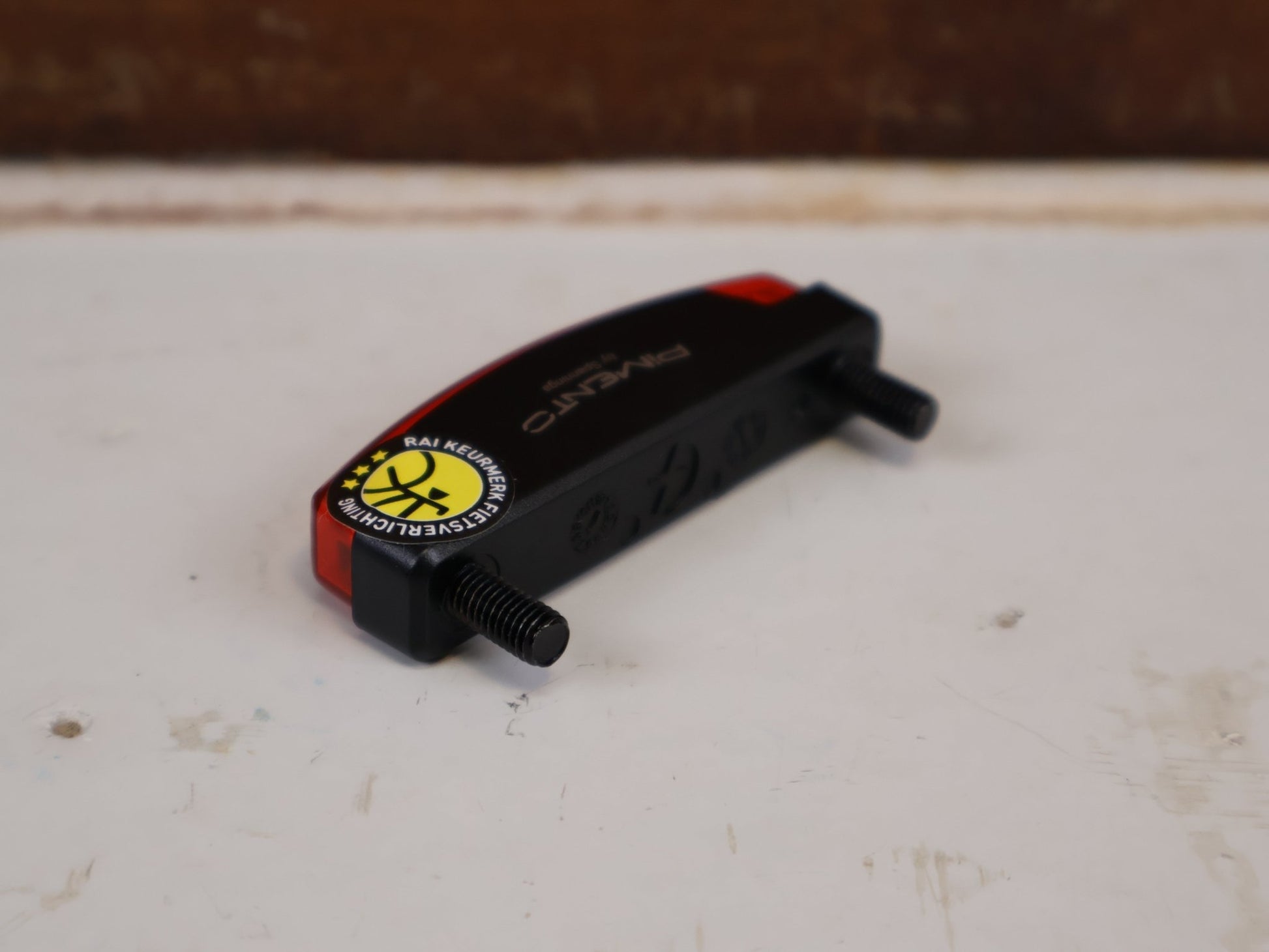Beleuchtung von Spanninga, SPANNINGA PIMENTO XDVS DYNAMO RÜCKLICHT 50MM LED GEPÄCKTRÄGER vor USEDBIKES-OB.DE Hintergrund