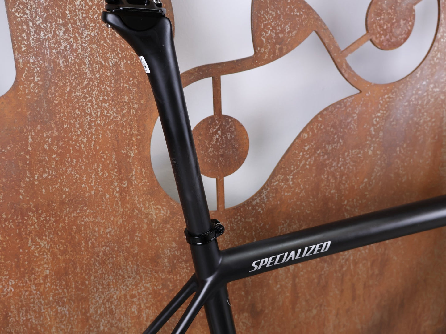 Rennradrahmen von Specialized, SPECIALIZED AETHOS COMP RAHMENSET – FACT 10R CARBON / DISC – GRÖSSE 61 vor USEDBIKES - OB.DE Hintergrund