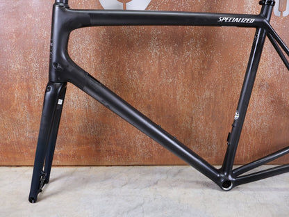 Rennradrahmen von Specialized, SPECIALIZED AETHOS COMP RAHMENSET – FACT 10R CARBON / DISC – GRÖSSE 61 vor USEDBIKES - OB.DE Hintergrund