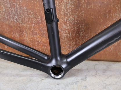 Rennradrahmen von Specialized, SPECIALIZED AETHOS COMP RAHMENSET – FACT 10R CARBON / DISC – GRÖSSE 61 vor USEDBIKES - OB.DE Hintergrund