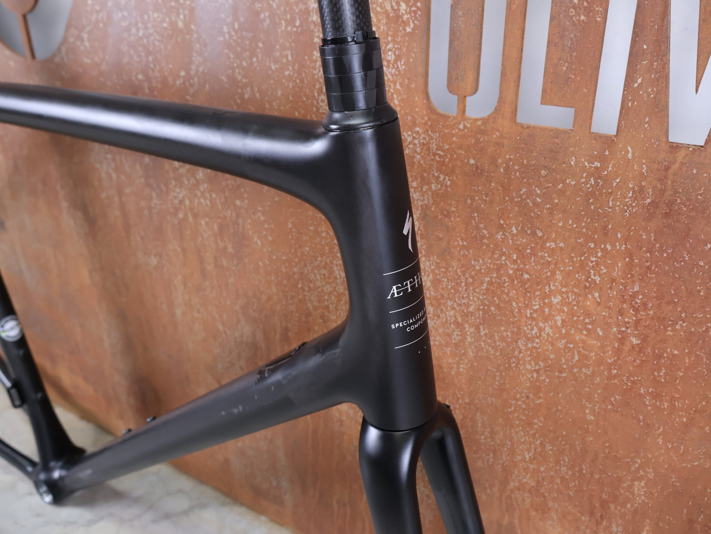 Rennradrahmen von Specialized, SPECIALIZED AETHOS COMP RAHMENSET – FACT 10R CARBON / DISC – GRÖSSE 61 vor USEDBIKES - OB.DE Hintergrund