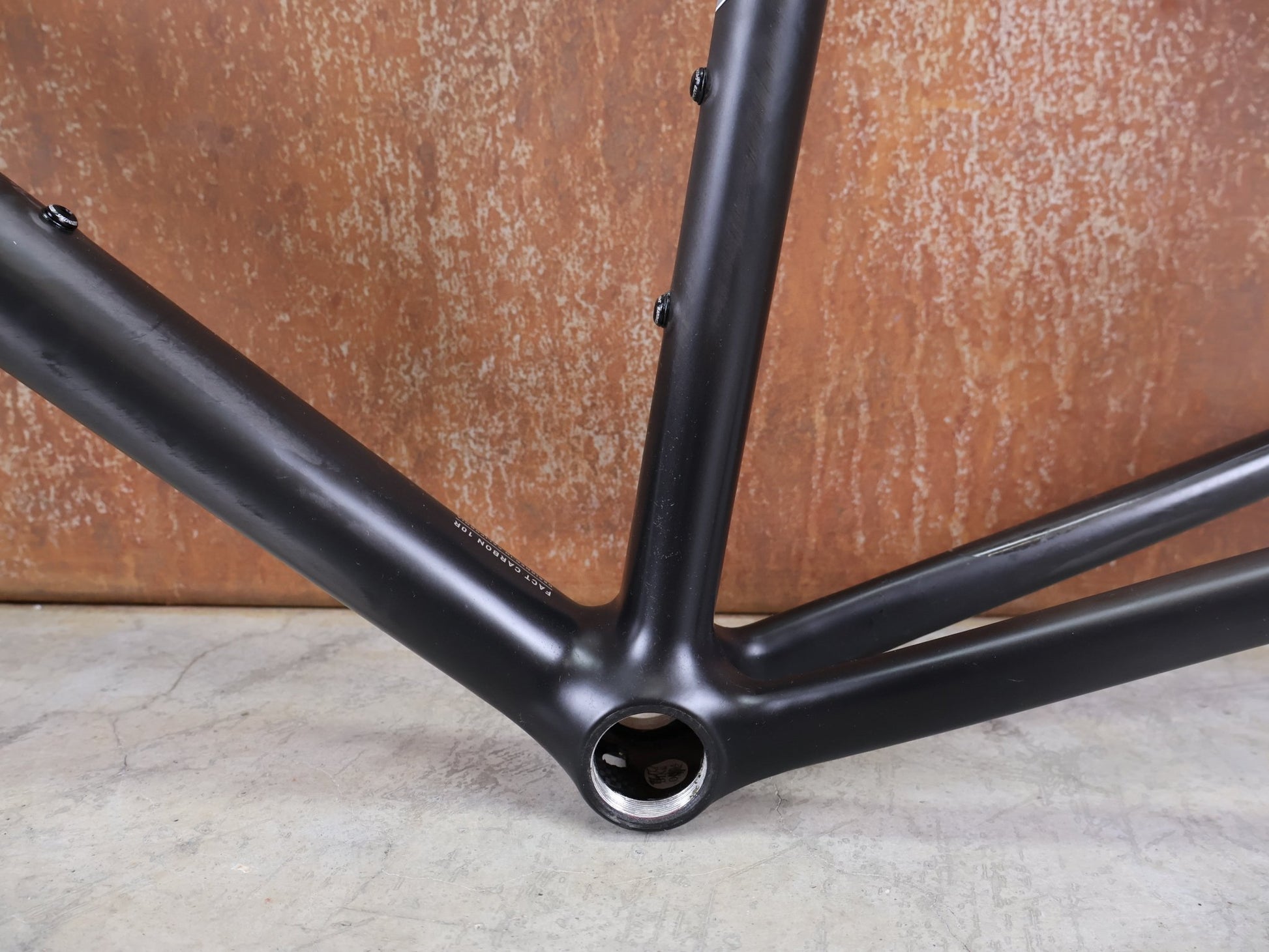 Rennradrahmen von Specialized, SPECIALIZED AETHOS COMP RAHMENSET – FACT 10R CARBON / DISC – GRÖSSE 61 vor USEDBIKES - OB.DE Hintergrund