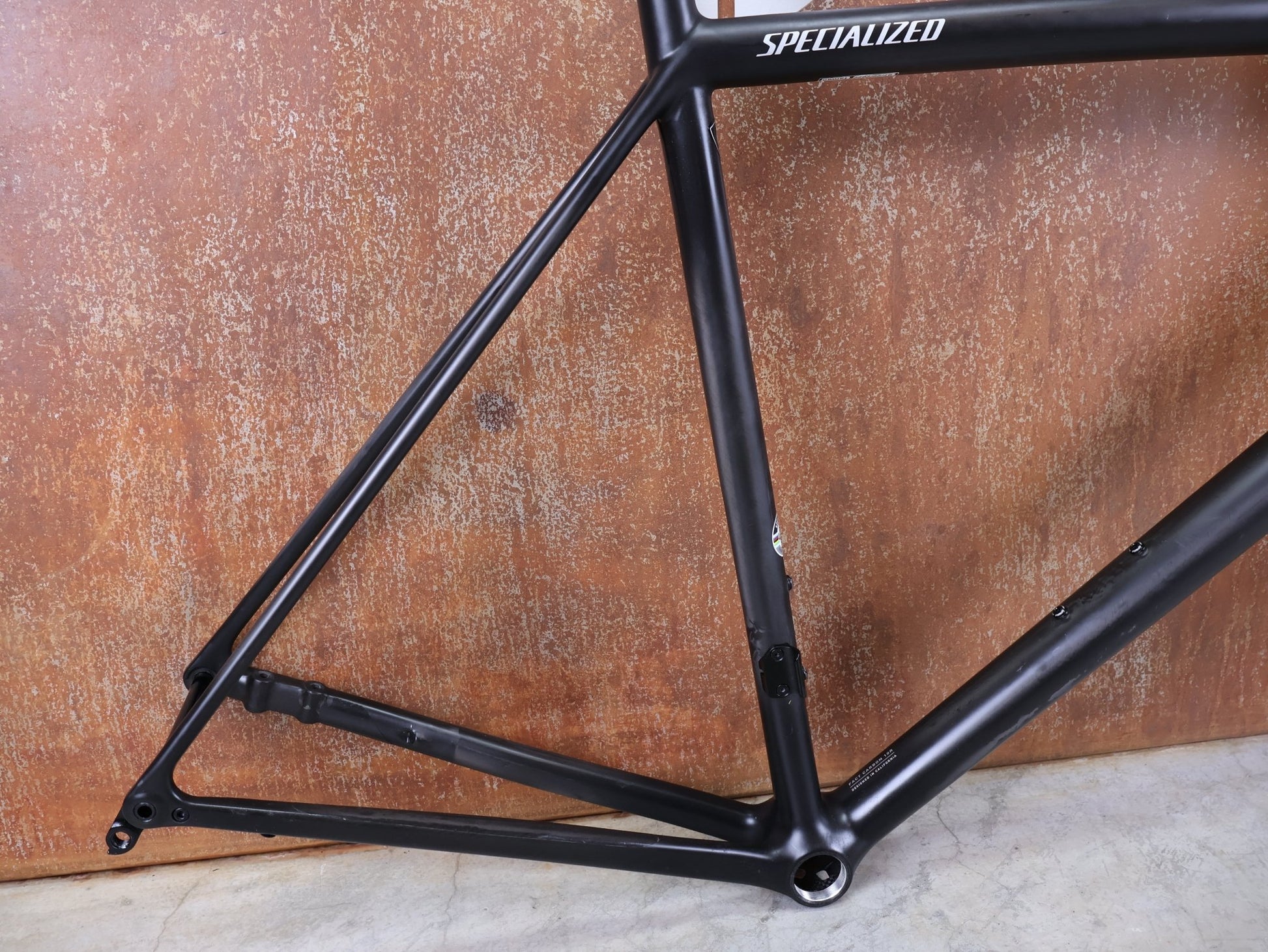 Rennradrahmen von Specialized, SPECIALIZED AETHOS COMP RAHMENSET – FACT 10R CARBON / DISC – GRÖSSE 61 vor USEDBIKES - OB.DE Hintergrund