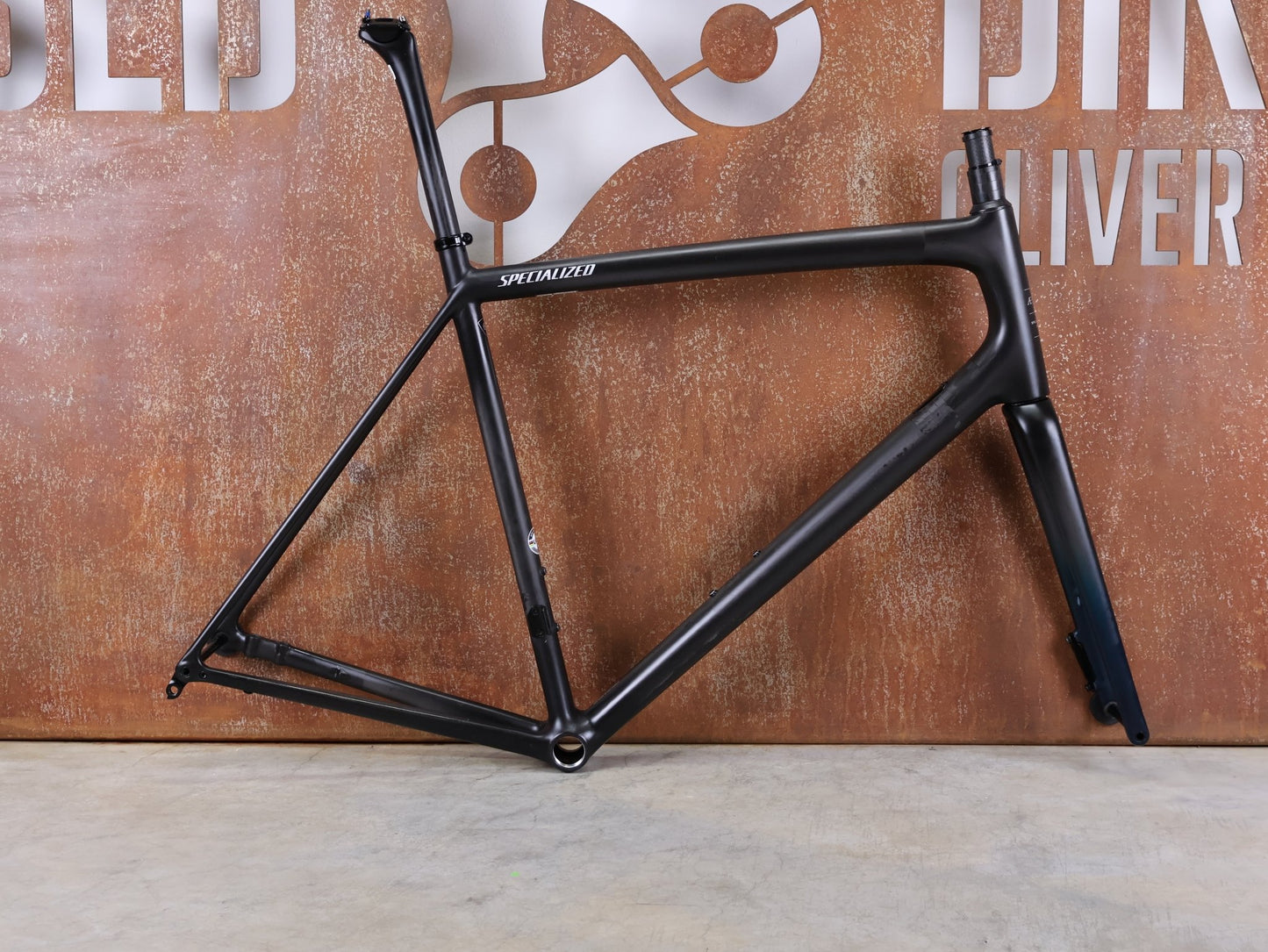 Rennradrahmen von Specialized, SPECIALIZED AETHOS COMP RAHMENSET – FACT 10R CARBON / DISC – GRÖSSE 61 vor USEDBIKES - OB.DE Hintergrund