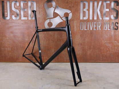 Rennradrahmen von Specialized, SPECIALIZED AETHOS COMP RAHMENSET – FACT 10R CARBON / DISC – GRÖSSE 61 vor USEDBIKES - OB.DE Hintergrund