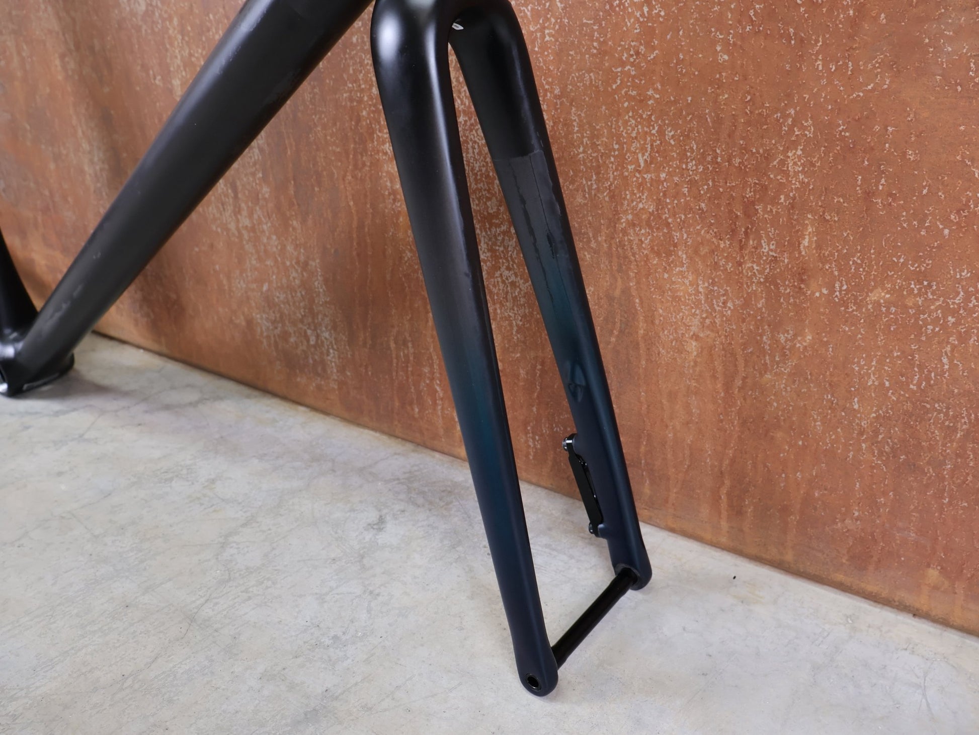 Rennradrahmen von Specialized, SPECIALIZED AETHOS COMP RAHMENSET – FACT 10R CARBON / DISC – GRÖSSE 61 vor USEDBIKES - OB.DE Hintergrund