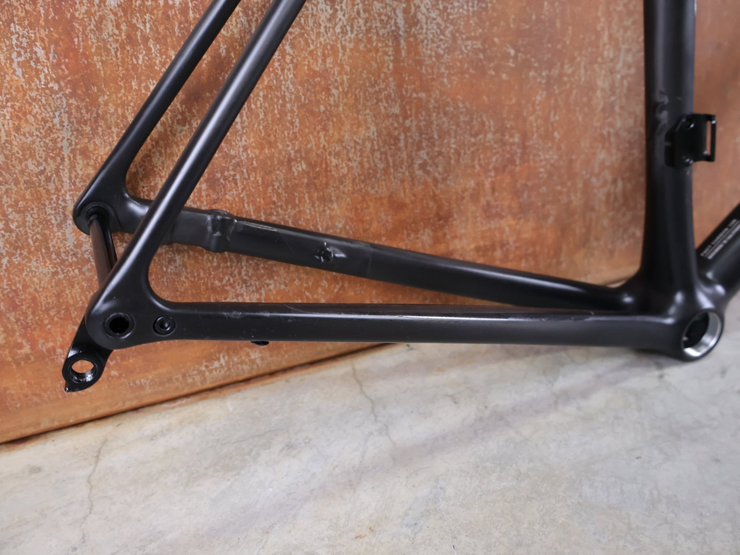 Rennradrahmen von Specialized, SPECIALIZED AETHOS COMP RAHMENSET – FACT 10R CARBON / DISC – GRÖSSE 61 vor USEDBIKES - OB.DE Hintergrund