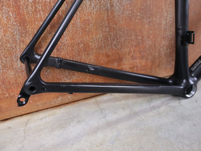 Rennradrahmen von Specialized, SPECIALIZED AETHOS COMP RAHMENSET – FACT 10R CARBON / DISC – GRÖSSE 61 vor USEDBIKES - OB.DE Hintergrund