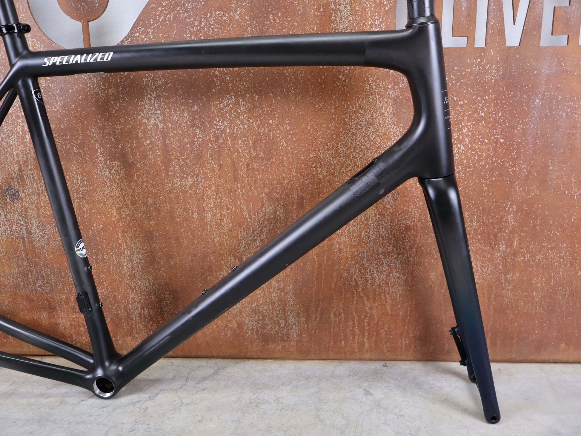 Rennradrahmen von Specialized, SPECIALIZED AETHOS COMP RAHMENSET – FACT 10R CARBON / DISC – GRÖSSE 61 vor USEDBIKES - OB.DE Hintergrund