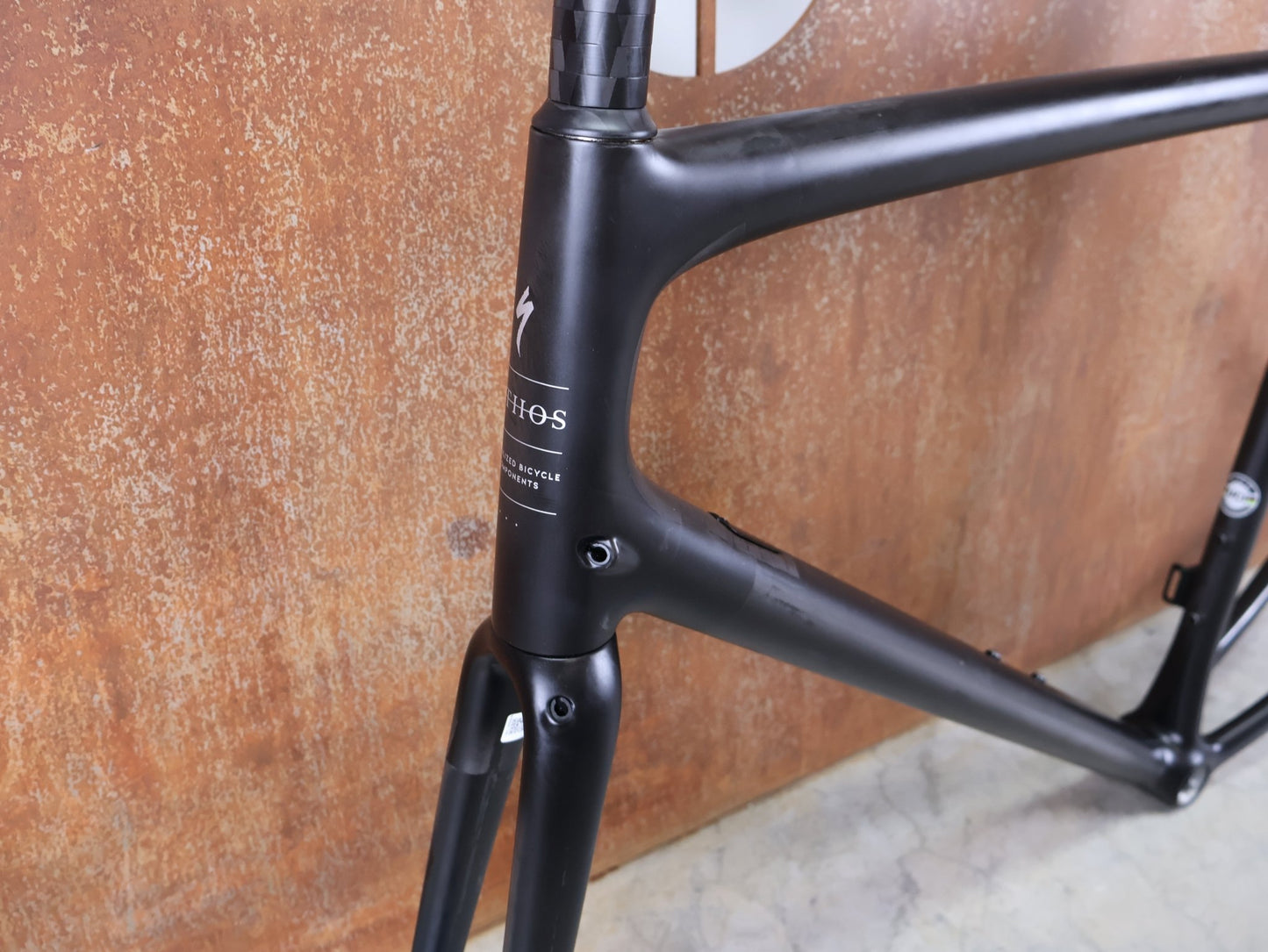 Rennradrahmen von Specialized, SPECIALIZED AETHOS COMP RAHMENSET – FACT 10R CARBON / DISC – GRÖSSE 61 vor USEDBIKES - OB.DE Hintergrund