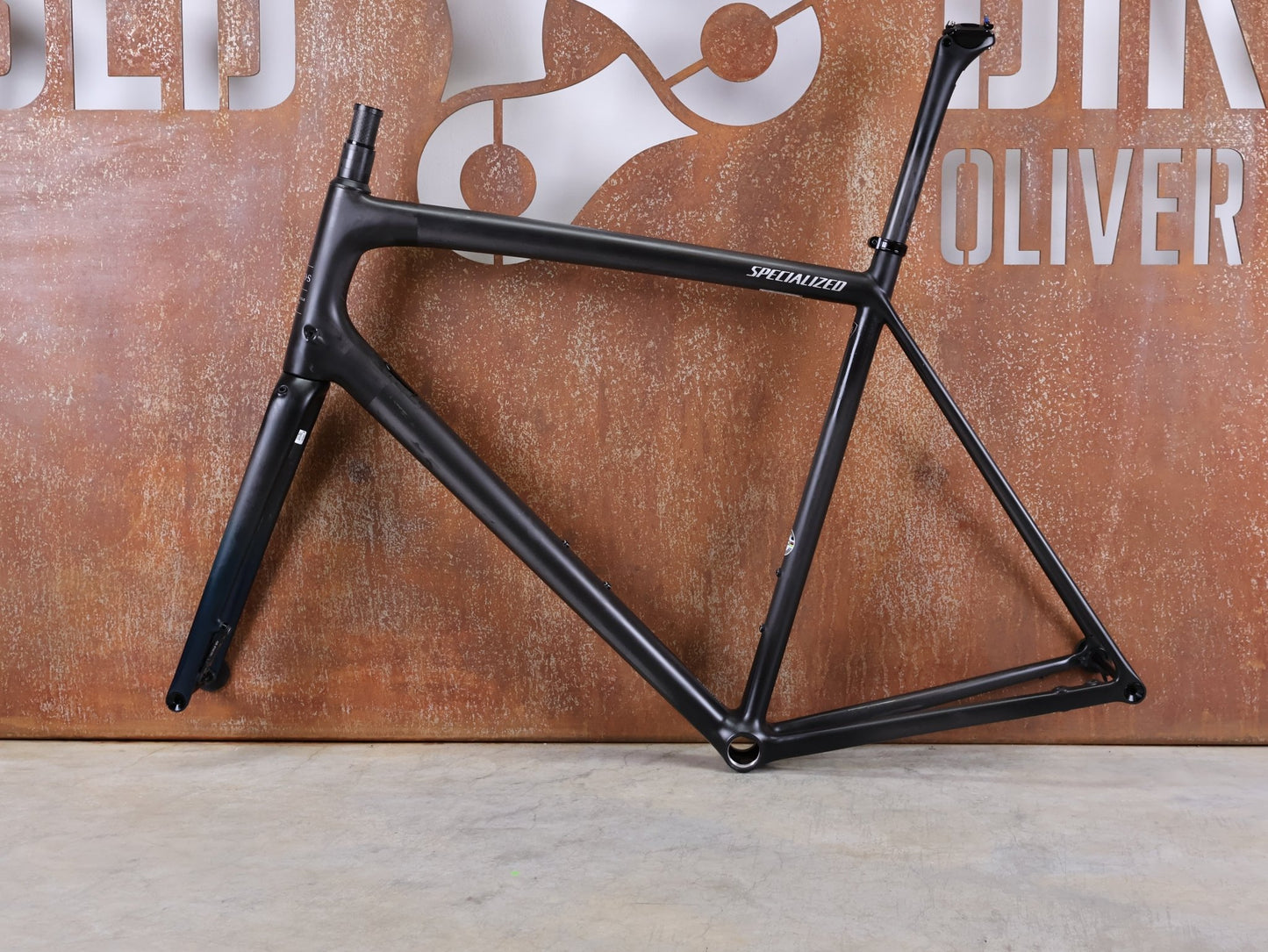 Rennradrahmen von Specialized, SPECIALIZED AETHOS COMP RAHMENSET – FACT 10R CARBON / DISC – GRÖSSE 61 vor USEDBIKES - OB.DE Hintergrund