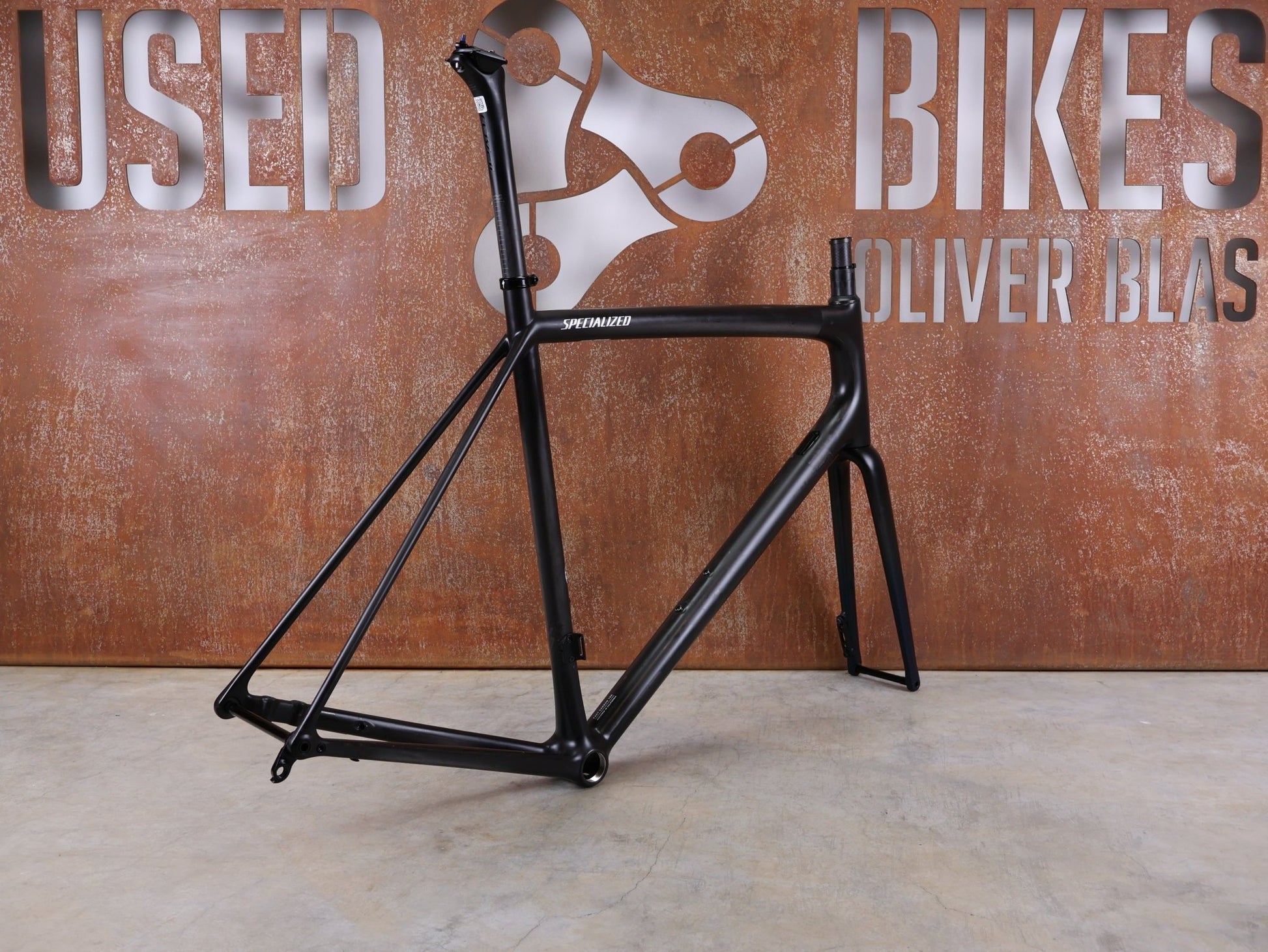 Rennradrahmen von Specialized, SPECIALIZED AETHOS COMP RAHMENSET – FACT 10R CARBON / DISC – GRÖSSE 61 vor USEDBIKES - OB.DE Hintergrund