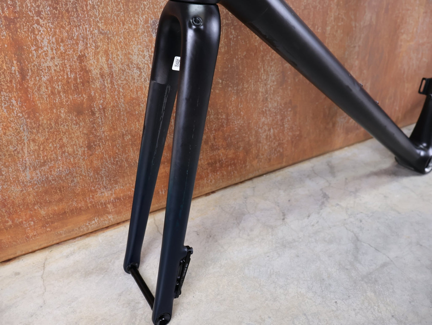 Rennradrahmen von Specialized, SPECIALIZED AETHOS COMP RAHMENSET – FACT 10R CARBON / DISC – GRÖSSE 61 vor USEDBIKES - OB.DE Hintergrund