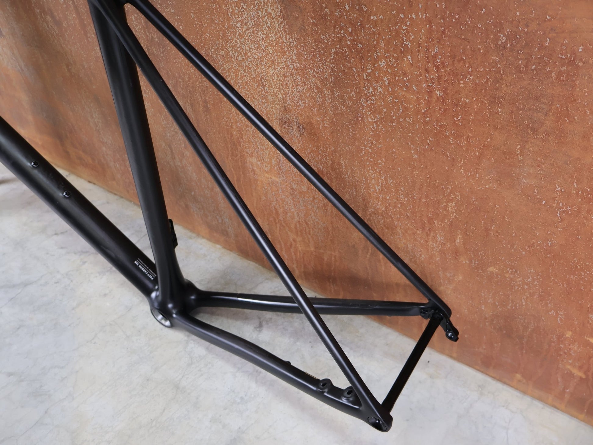 Rennradrahmen von Specialized, SPECIALIZED AETHOS COMP RAHMENSET – FACT 10R CARBON / DISC – GRÖSSE 61 vor USEDBIKES - OB.DE Hintergrund