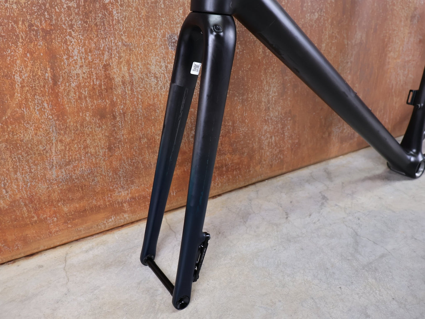 Rennradrahmen von Specialized, SPECIALIZED AETHOS COMP RAHMENSET – FACT 10R CARBON / DISC – GRÖSSE 61 vor USEDBIKES - OB.DE Hintergrund